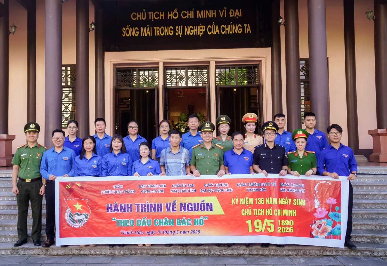 Tuổi trẻ Trường Đại học Hồng Đức tham gia hành trình về nguồn “Theo dấu chân Bác Hồ”